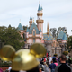 Ilustración para el artículo titulado La policía de Disneyland lleva años espiando teléfonos móviles con tecnología militar